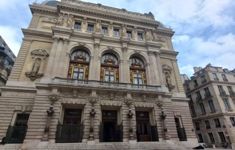 Fachada de la Opera Comique en Paris